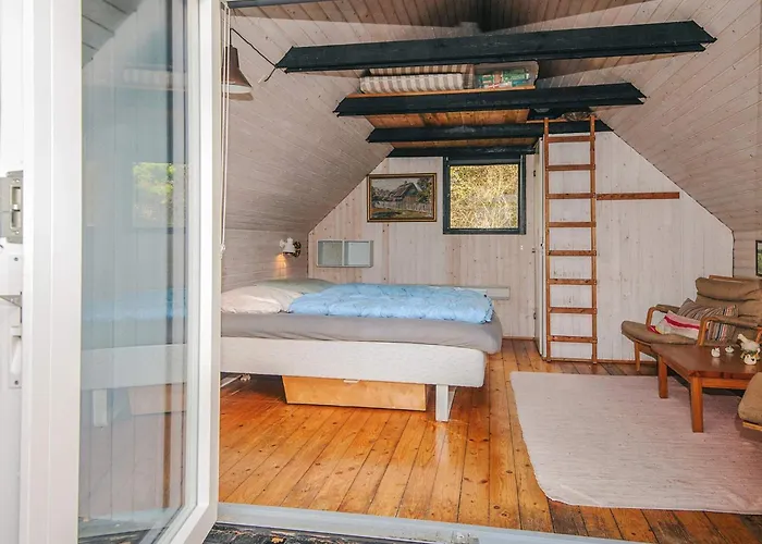 6 Person In Fano-by Traum *